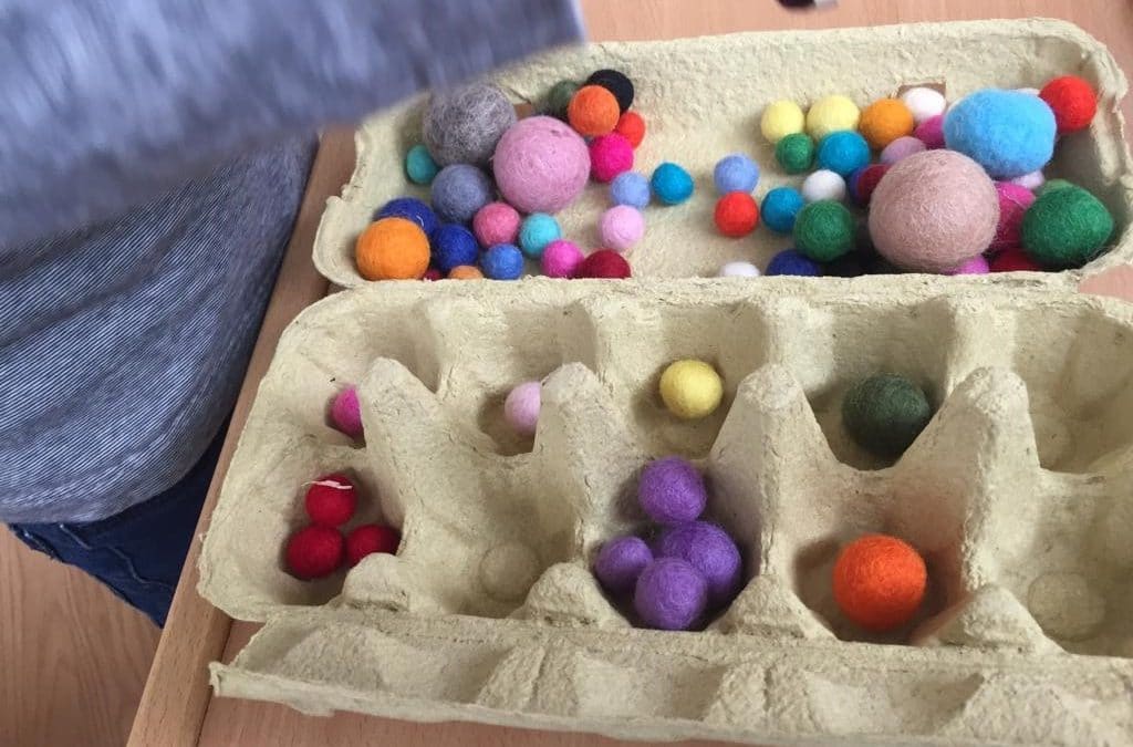 Montessori Spiel Filzbälle im Eierkarton