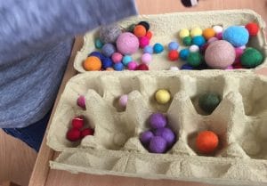 Montessori Spiel Filzbälle im Eierkarton
