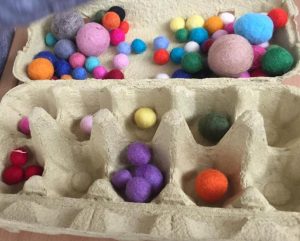 Montessori Spiel mit Filzbällen in der Kinderbetreuung