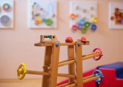 Spielzeug: Kugelbahn und Motorik-Wandspielzeug im Hintergrund
