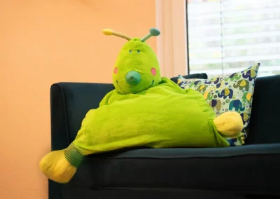 Sofa mit großem grünen Plüsch-Drachen