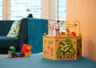 Spielzeug: Motorik-Station und Spielzeug-Laster